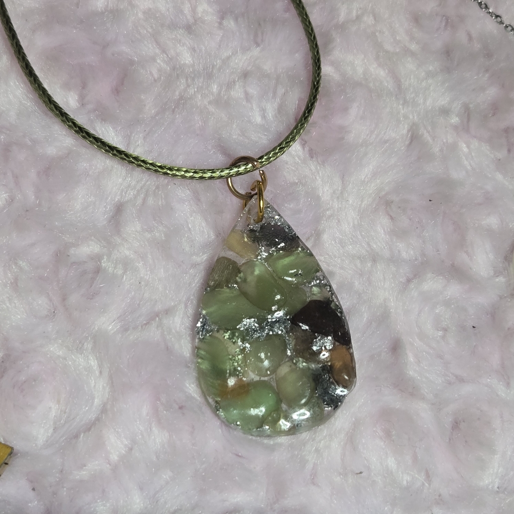 Earth Art Handcrafted Green And Silver Teardrop Necklace Cats Eye Stones 16$